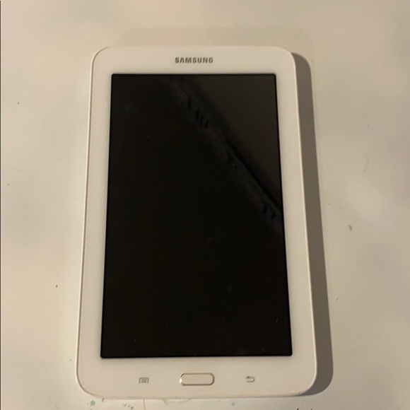 2 big iPad, 1 mini iPad, & 1 Samsung tablet